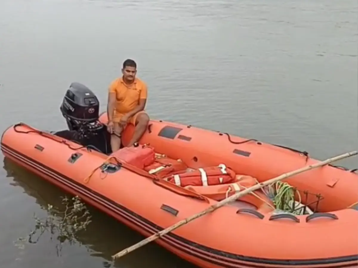 Pratapgarh: माही नदी हादसा, शिक्षक की तलाश में जुटी SDRF की नाव पलटी Pratapgarh: माही नदी हादसा, शिक्षक की तलाश में जुटी SDRF की नाव पलटी