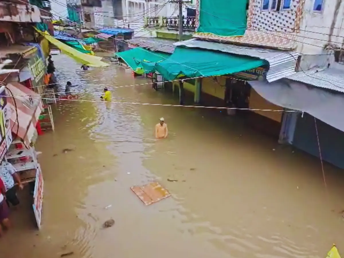 कोटा में भारी बारिश से शहर हुआ पानी-पानी, सुभाष सर्किल और हाट चौक जलमग्न कोटा में भारी बारिश से शहर हुआ पानी-पानी, सुभाष सर्किल और हाट चौक जलमग्न