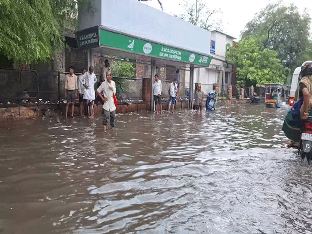 पिंक सिटी में बारिश बनी आफत, JLN मार्ग-टोंक रोड पर भर गया समंदर