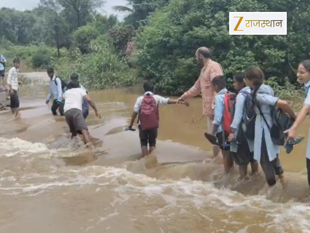 जान जोखिम में डालकर नदी पार कर रहे 50 बच्चे, शिक्षक की लापरवाही से कभी भी हो सकता है बड़ा हादसा
