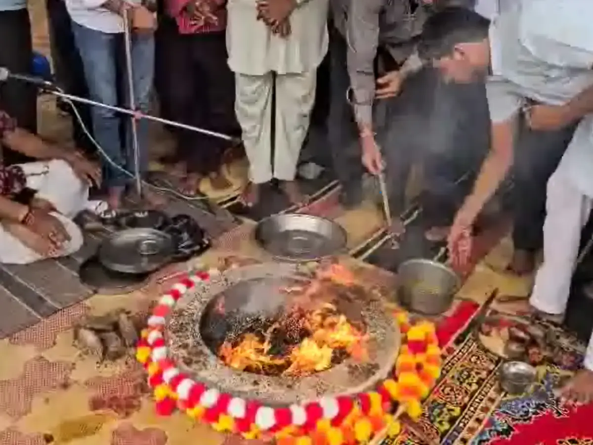 सीकर में लक्ष्मणगढ़ में सड़क का रास्ता बदलने से ग्रामीण आक्रोशित, 'सद्बुद्धि यज्ञ' कर सरकार को चेताया सीकर में लक्ष्मणगढ़ में सड़क का रास्ता बदलने से ग्रामीण आक्रोशित, 'सद्बुद्धि यज्ञ' कर सरकार को चेताया
