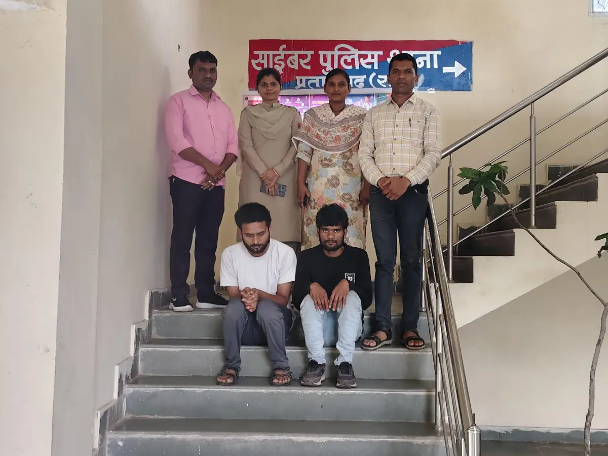 Pratapgarh: 2 साल पहले महिला से की थी लाखों रुपये की ठगी, दो आरोपी गिरफ्तार Pratapgarh: 2 साल पहले महिला से की थी लाखों रुपये की ठगी, दो आरोपी गिरफ्तार