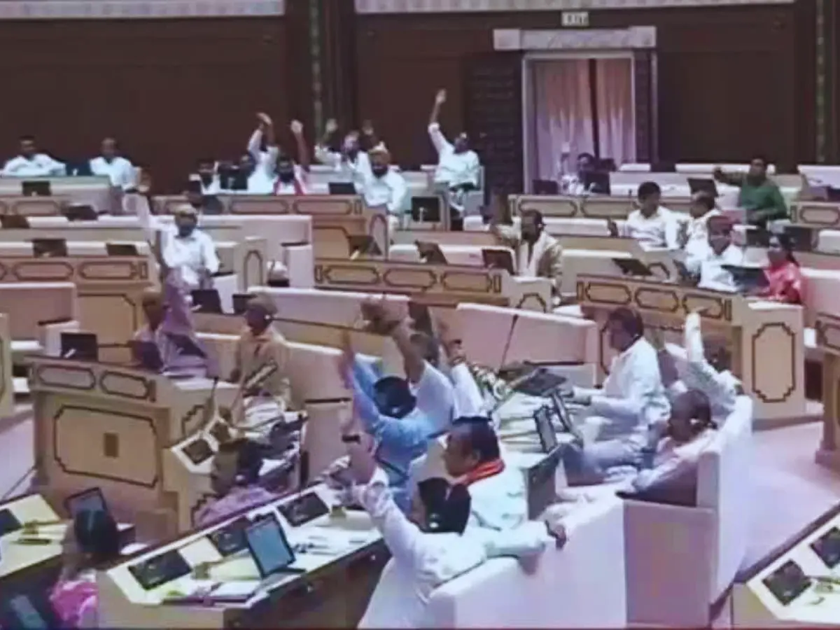विधानसभा में बाढ़ राहत को लेकर हंगामा, विपक्ष ने वेल में आकर की नारेबाजी विधानसभा में बाढ़ राहत को लेकर हंगामा, विपक्ष ने वेल में आकर की नारेबाजी