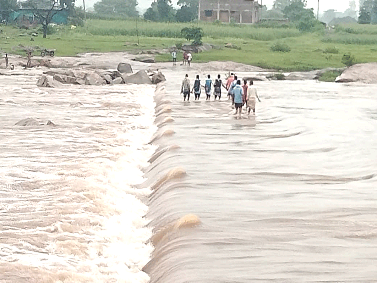 प्रतापगढ़ में एराव नदी में मिला अज्ञात शव, अब तक 6 लोगों को बहा ले गई बारिश प्रतापगढ़ में एराव नदी में मिला अज्ञात शव, अब तक 6 लोगों को बहा ले गई बारिश