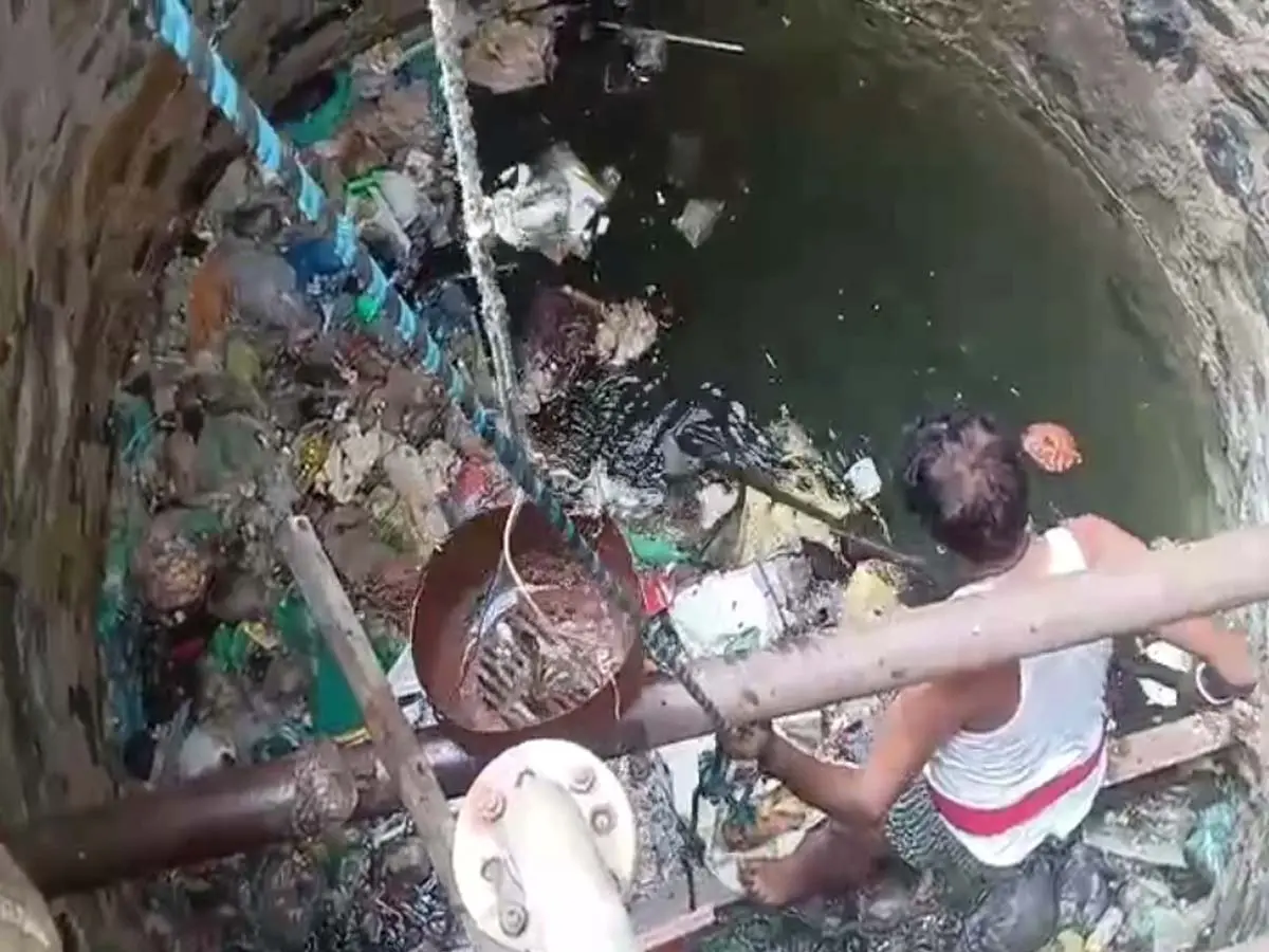Bhilwara News : धर्मतालाब में भरा पानी और गंदगी उगल रहा कुंआ
