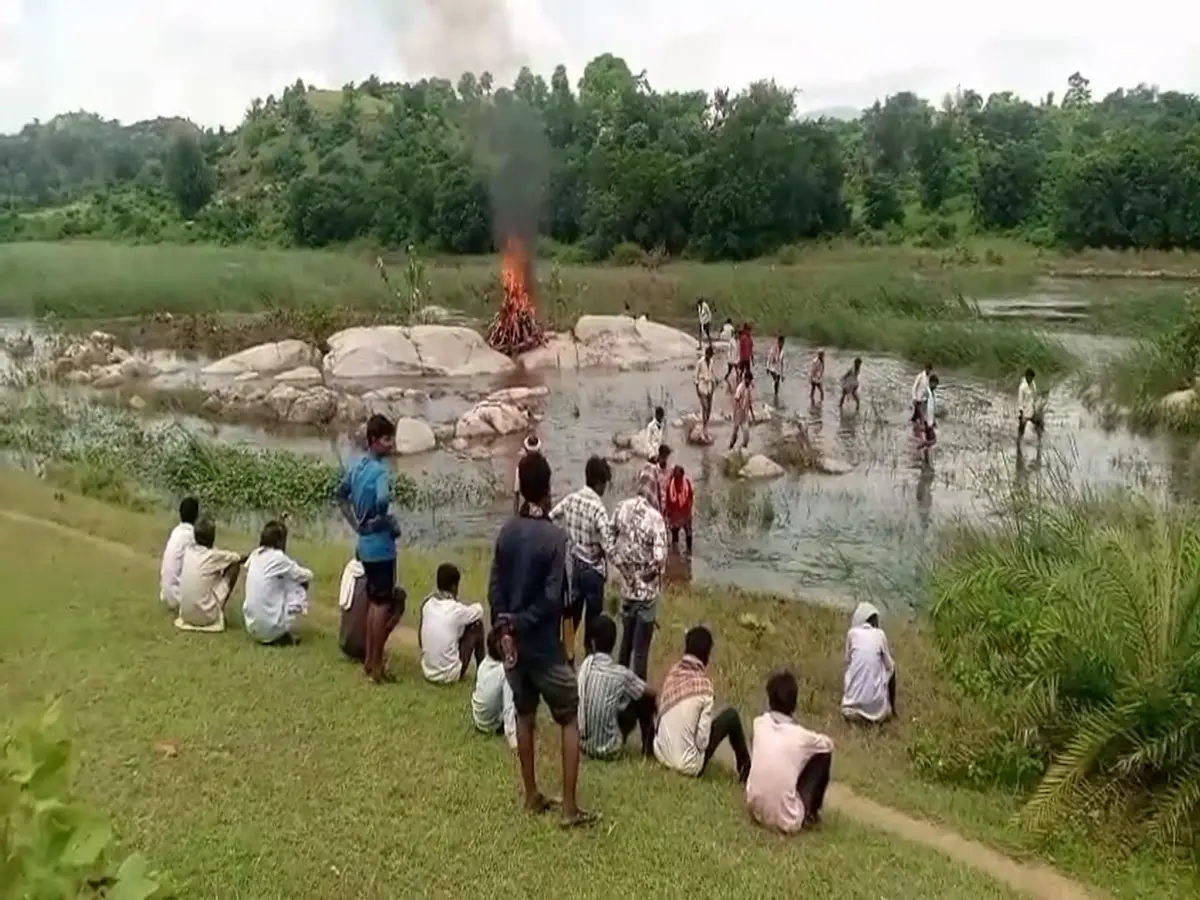 उदयपुर में आदिवासी गांव, बीच नदी में कर रहे अंतिम संस्कार