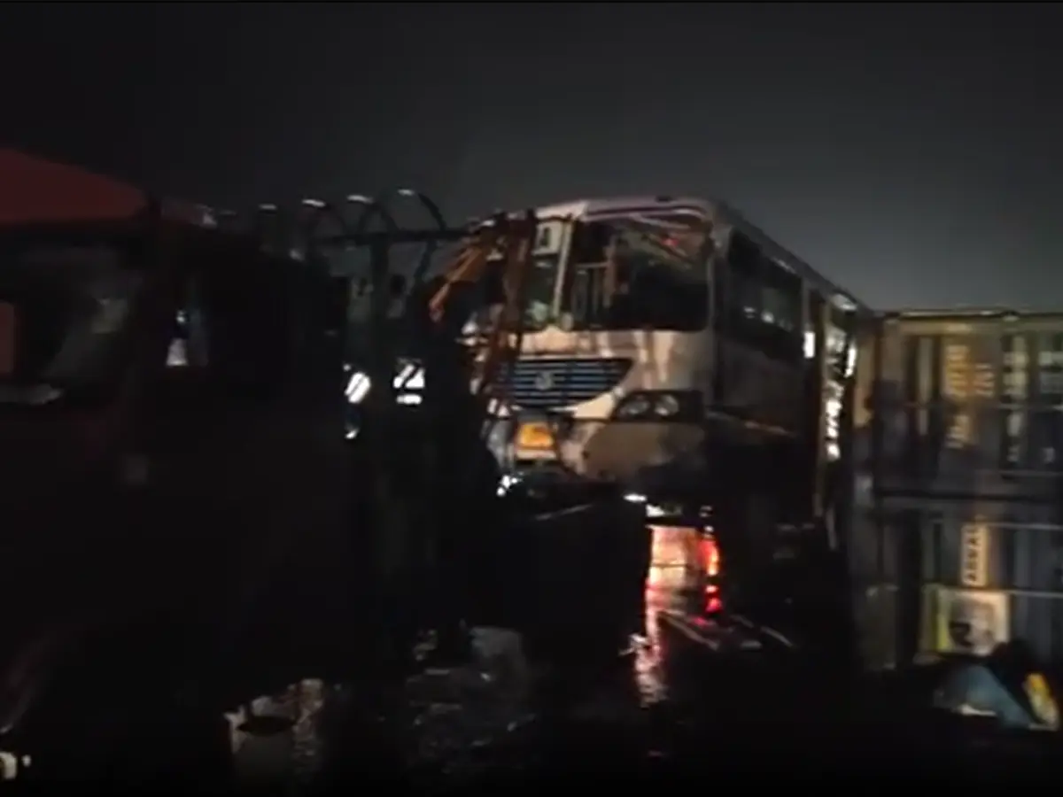 सवारियों से भरी बस और ट्रेलर में भीषण टक्कर, हादसे में एक दर्जन लोग घायल