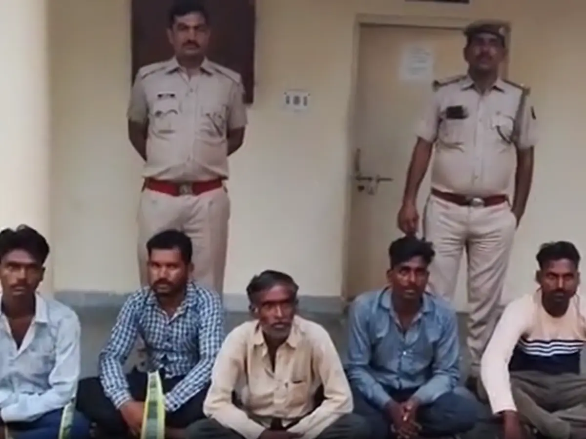 रतनगढ़ में युवक का अपहरण कर मारपीट और वीडियो वायरल केस में 5 आरोपी गिरफ्तार रतनगढ़ में युवक का अपहरण कर मारपीट और वीडियो वायरल केस में 5 आरोपी गिरफ्तार