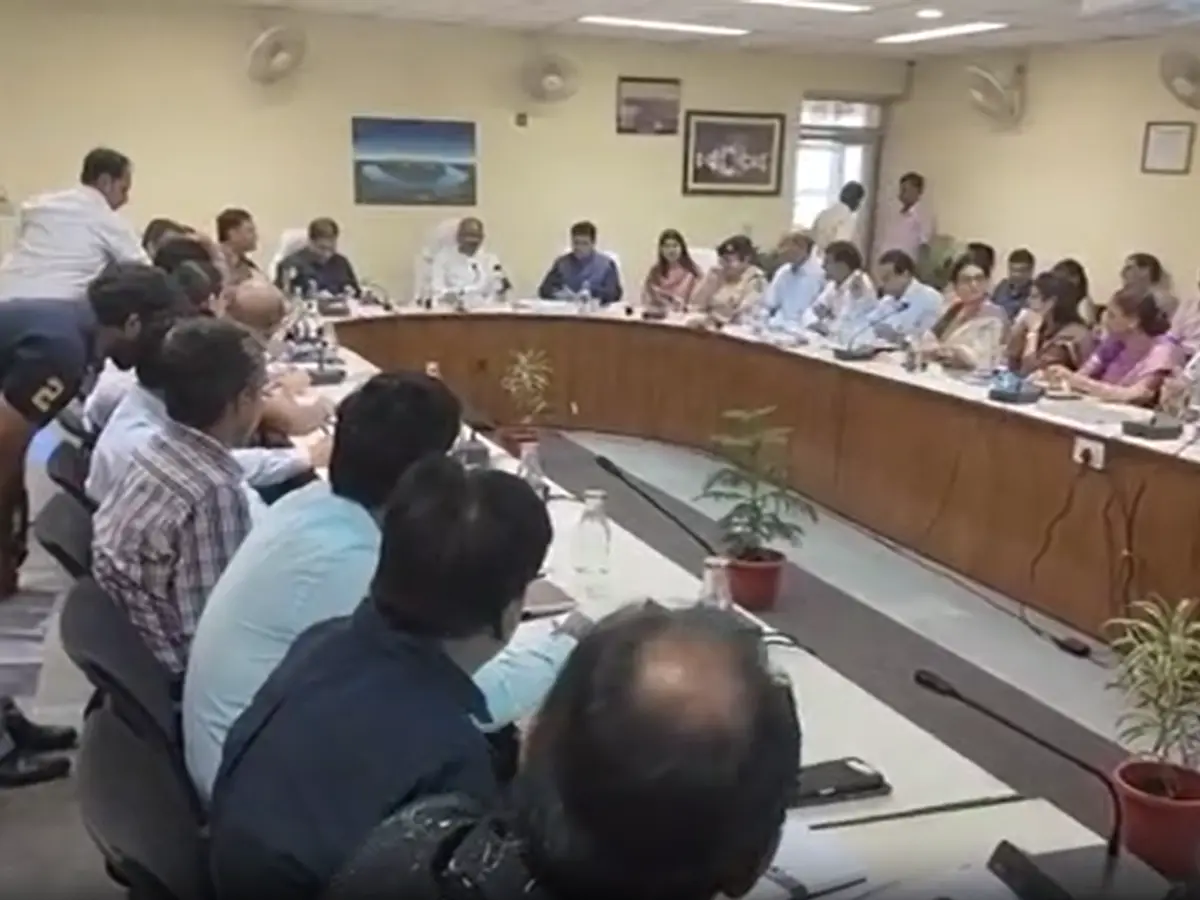 कोटा दौरे पर लोकसभा अध्यक्ष ओम बिरला, संभागीय आयुक्त कार्यालय में अधिकारियों की ली बैठक कोटा दौरे पर लोकसभा अध्यक्ष ओम बिरला, संभागीय आयुक्त कार्यालय में अधिकारियों की ली बैठक