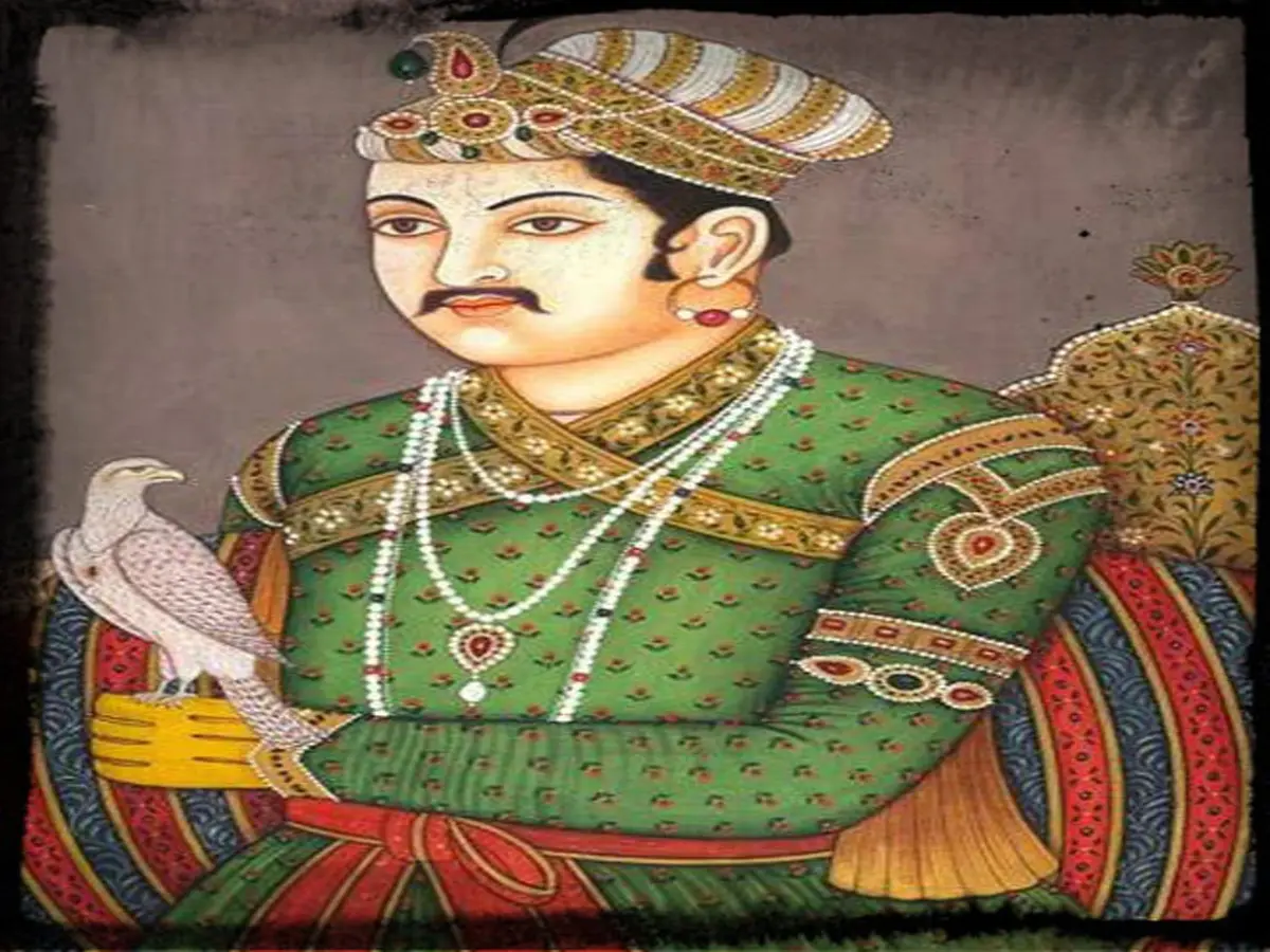 अकबर के मकबरे पर बोला धावा