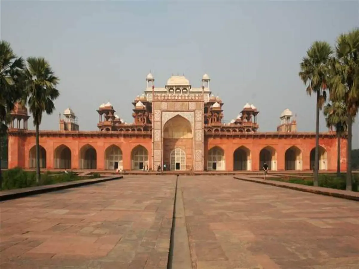 अकबर की हड्डियों को किया आग के हवाले