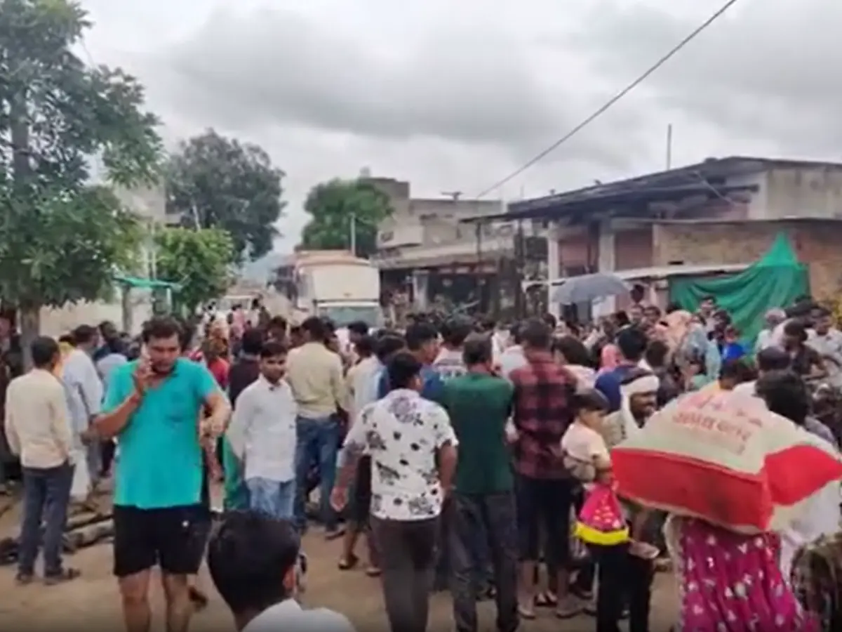 एक महीने से नलों में आ रहा गंदा पानी, सरकारी दावे फेल, ग्रामीण परेशान एक महीने से नलों में आ रहा गंदा पानी, सरकारी दावे फेल, ग्रामीण परेशान