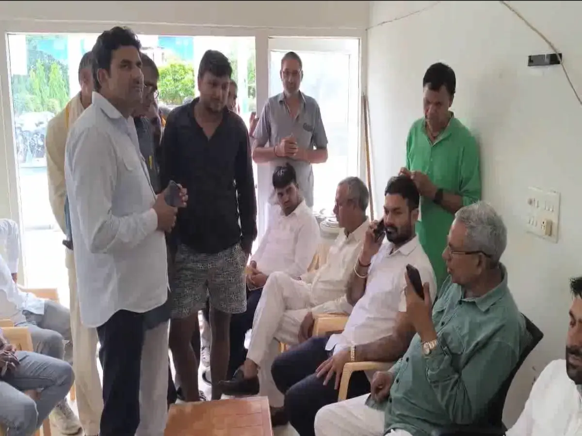 'तुम्हारे कारण सड़ रहा है शहर, मंत्री से करूंगा शिकायत' खराब सफाई व्यवस्था पर कोटपुतली MLA ने कमिश्नर की लगाई क्लास 'तुम्हारे कारण सड़ रहा है शहर, मंत्री से करूंगा शिकायत' खराब सफाई व्यवस्था पर कोटपुतली MLA ने कमिश्नर की लगाई क्लास