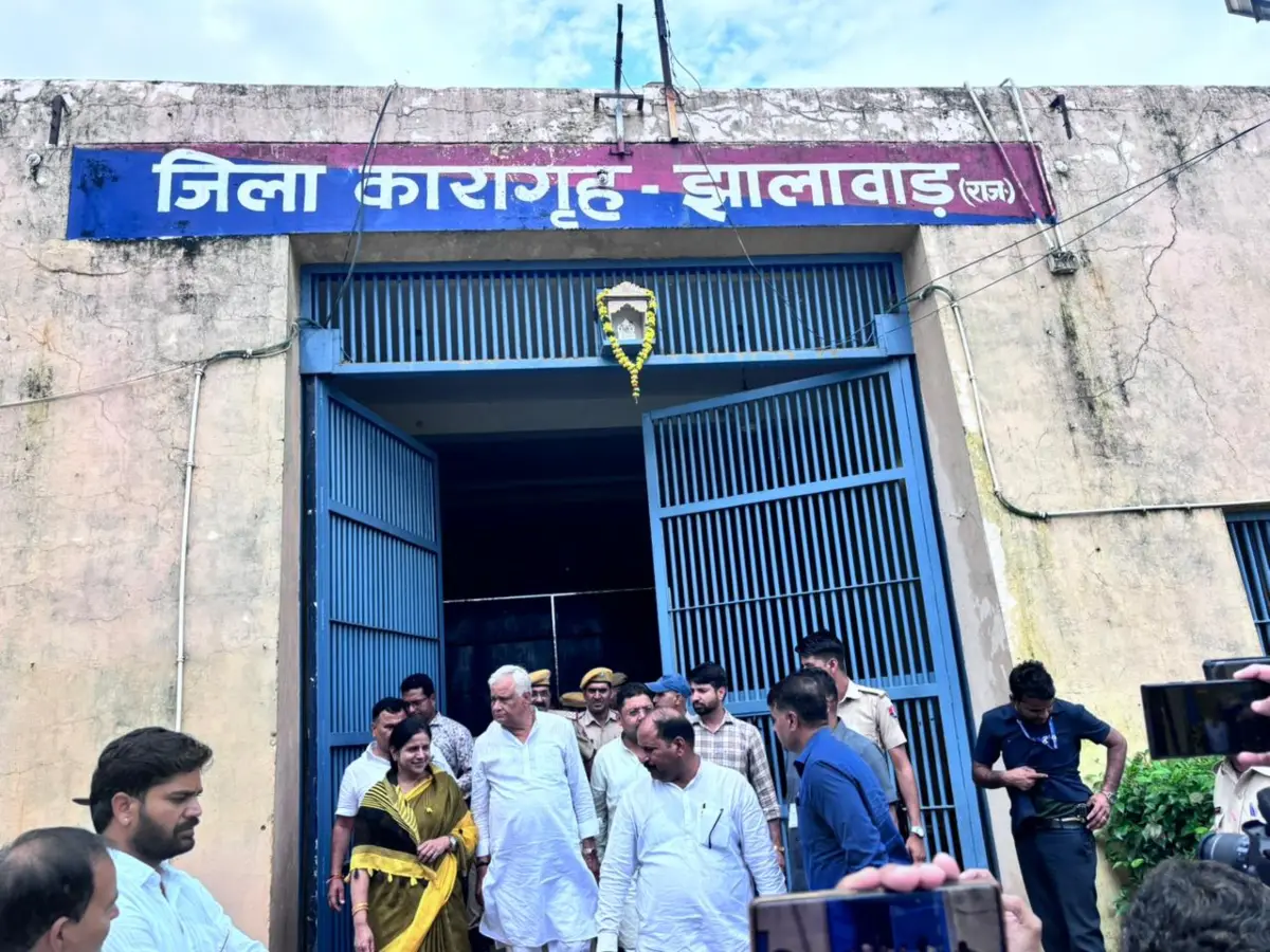 झालावाड़ जेल में बंद पूर्व MLA से मिले मंत्री किरोड़ी मीणा, क्षमा याचिका दिलाने का कर दिया एलान! झालावाड़ जेल में बंद पूर्व MLA से मिले मंत्री किरोड़ी मीणा, क्षमा याचिका दिलाने का कर दिया एलान!