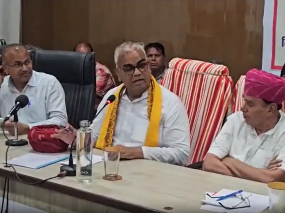 सफाई व्यवस्था को लेकर VDO को भड़के मदन दिलावर, बोले- आपके जैसा झूठा इंसान...