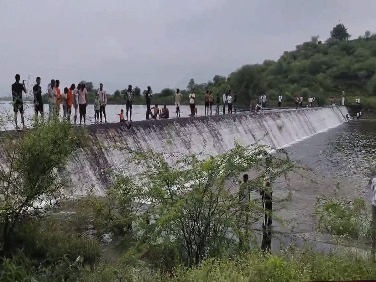 Sikar Weather Update: सीकर में बारिश के चलते बदला मौसम का मिजाज, हवाओं में घुली ठंडक