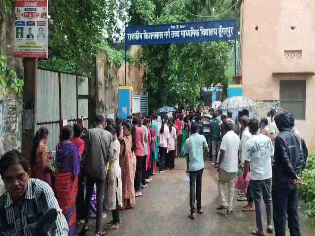 RPSC Senior Teacher Recruitment Exam: डूंगरपुर में कड़ी जांच, कलाई पर बंधे धागे उतरवाए RPSC Senior Teacher Recruitment Exam: डूंगरपुर में कड़ी जांच, कलाई पर बंधे धागे उतरवाए