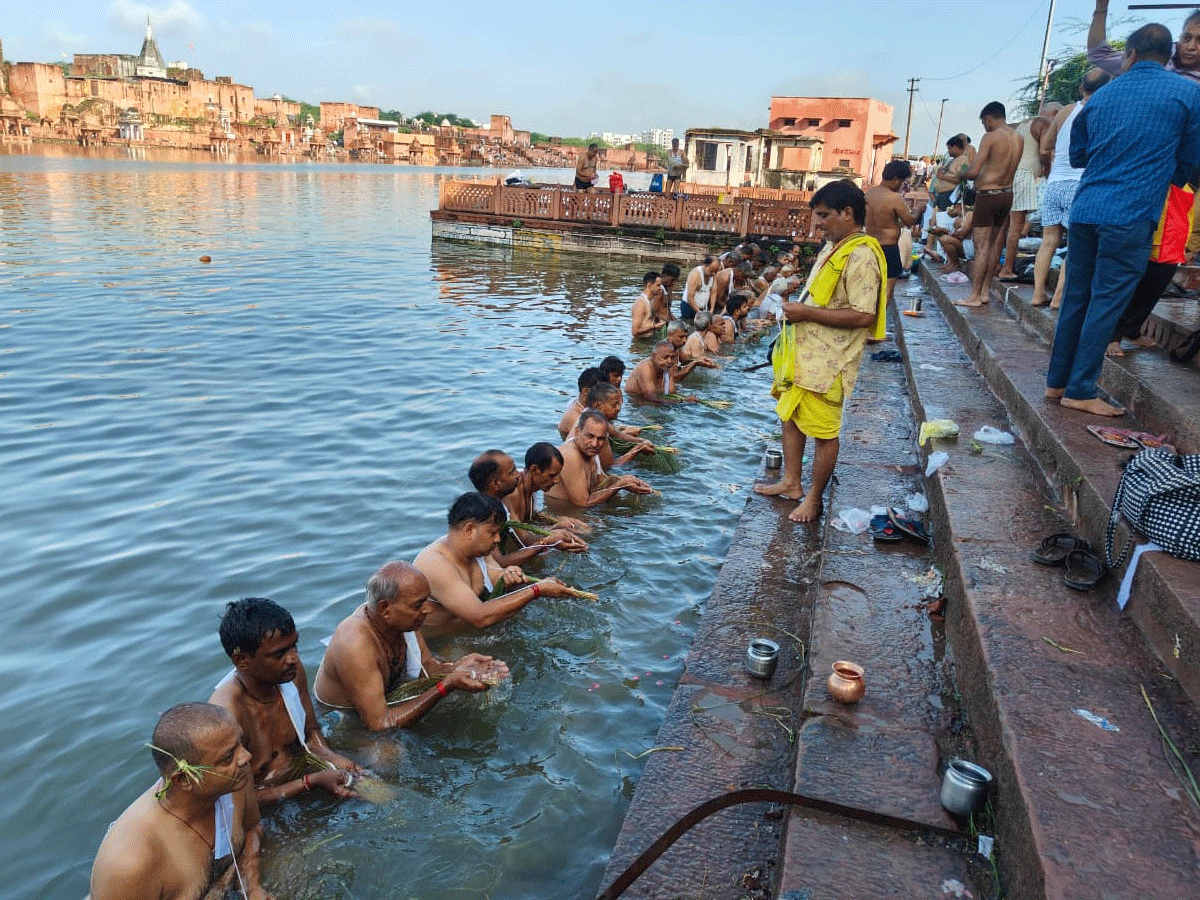 आज से शुरू हुए पितृ पक्ष, तीर्थराज मचकुंड पर बड़ी संख्या में लोगों ने किया पितरों को तर्पण