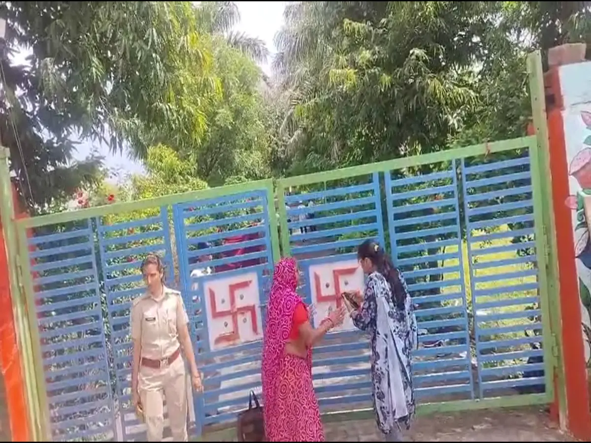 राजस्थान के शिक्षा मंत्री ने पेश की अनोखी मिसाल, परीक्षा के लिए लेट होने पर भतीजी को भी नहीं दिलाई एंट्री राजस्थान के शिक्षा मंत्री ने पेश की अनोखी मिसाल, परीक्षा के लिए लेट होने पर भतीजी को भी नहीं दिलाई एंट्री
