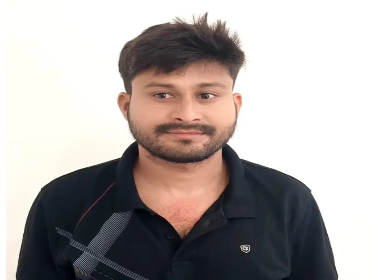 डमी कैंडिडेट्स से दिलाई परीक्षा, खुद बन गया अध्यापक! अब हुआ बेनकाब डमी कैंडिडेट्स से दिलाई परीक्षा, खुद बन गया अध्यापक! अब हुआ बेनकाब