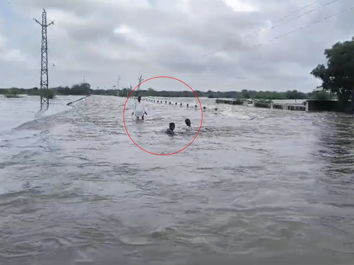अजमेर में गांव बने टापू! ग्रामीण हफ्तेभर से पानी में डूबकर रास्ता पार करने को मजबूर अजमेर में गांव बने टापू! ग्रामीण हफ्तेभर से पानी में डूबकर रास्ता पार करने को मजबूर
