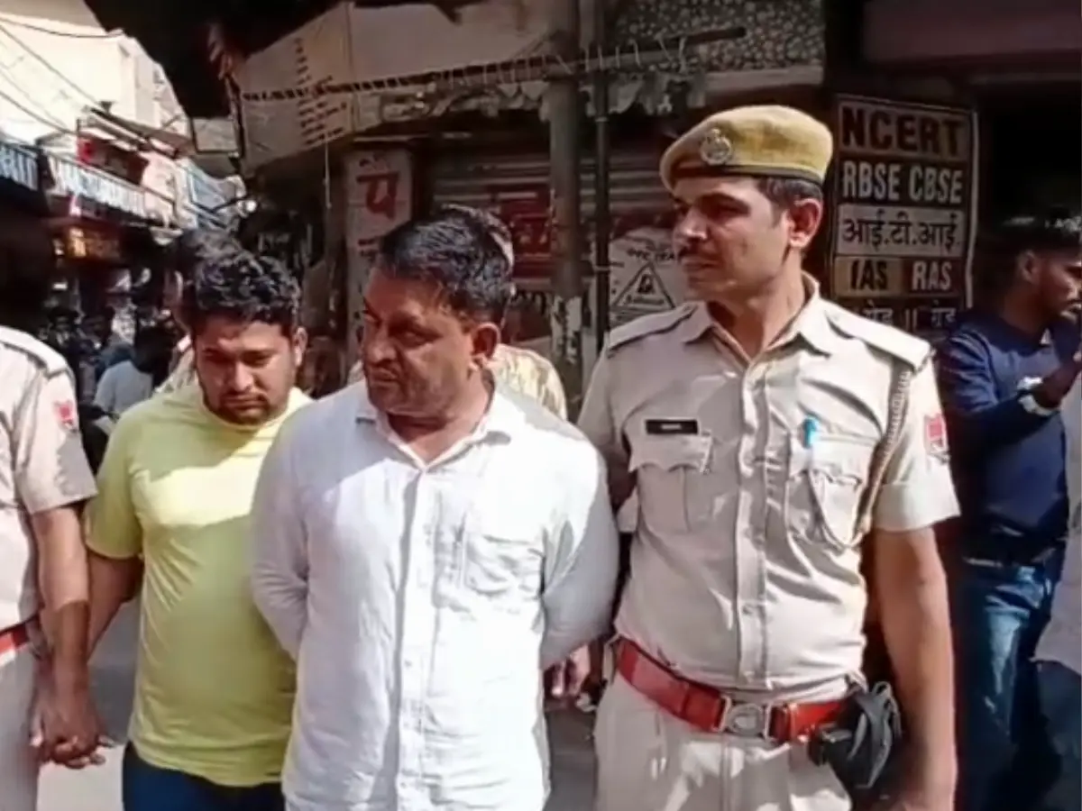 अजमेर पुलिस ने निकाली आरोपियों की परेड, बाजारों की गली-गली घुमाई अजमेर पुलिस ने निकाली आरोपियों की परेड, बाजारों की गली-गली घुमाई