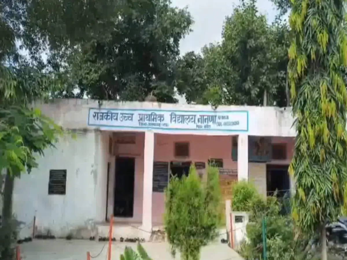 Pratapgarh: जर्जर सरकारी स्कूल में पढ़ाई कर रहे 61 मासूम बच्चे, खतरे में जिदंगी!