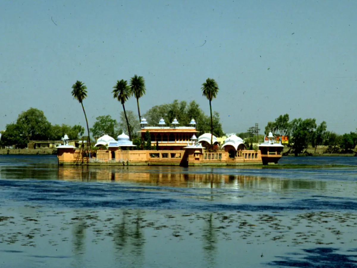 किशोरी सागर झील और जग मंदिर