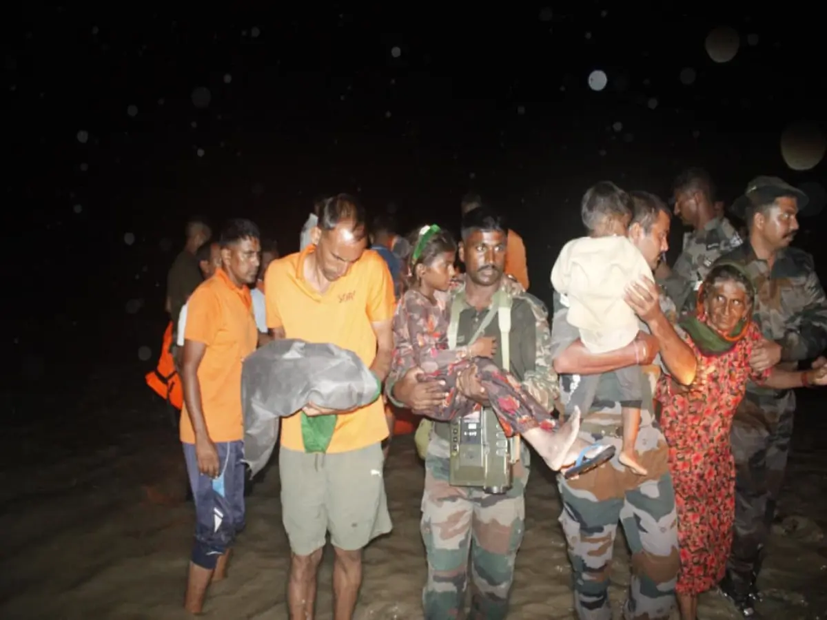 बाड़मेर में बारिश का कहर! डूबते गांव से भारतीय सेना ने निकाली 21 जिंदगियां - देखें फोटो