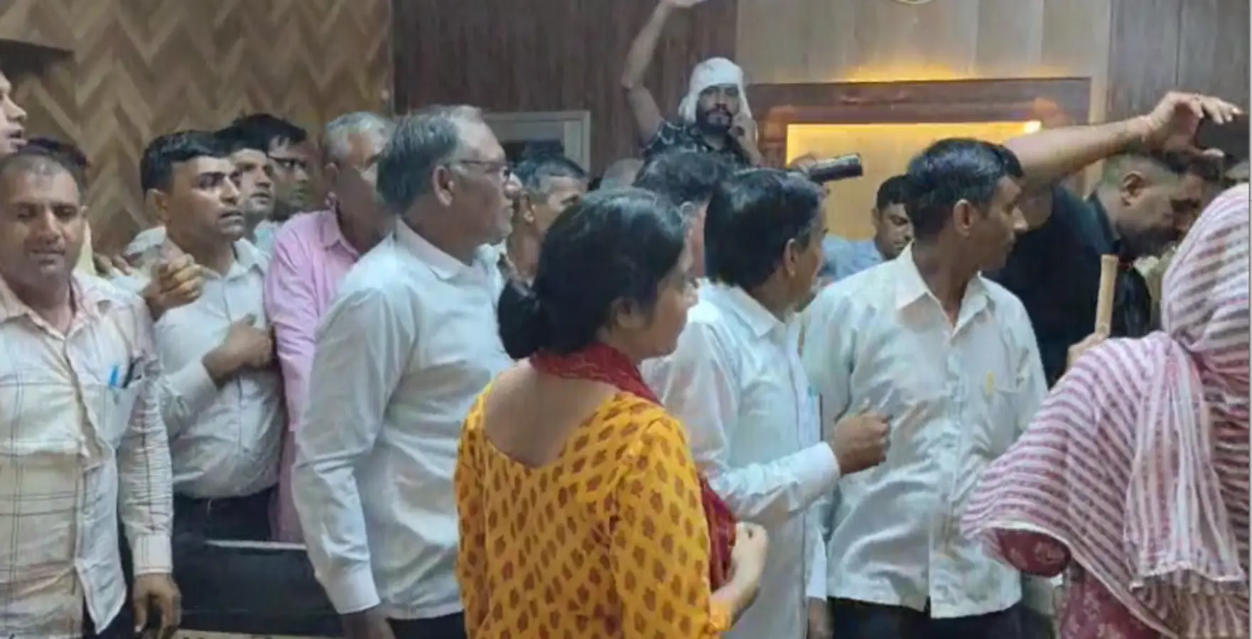 Churu: शिक्षकों का उग्र प्रदर्शन, SDM के खिलाफ नारेबाजी और सचिवालय में घुसे