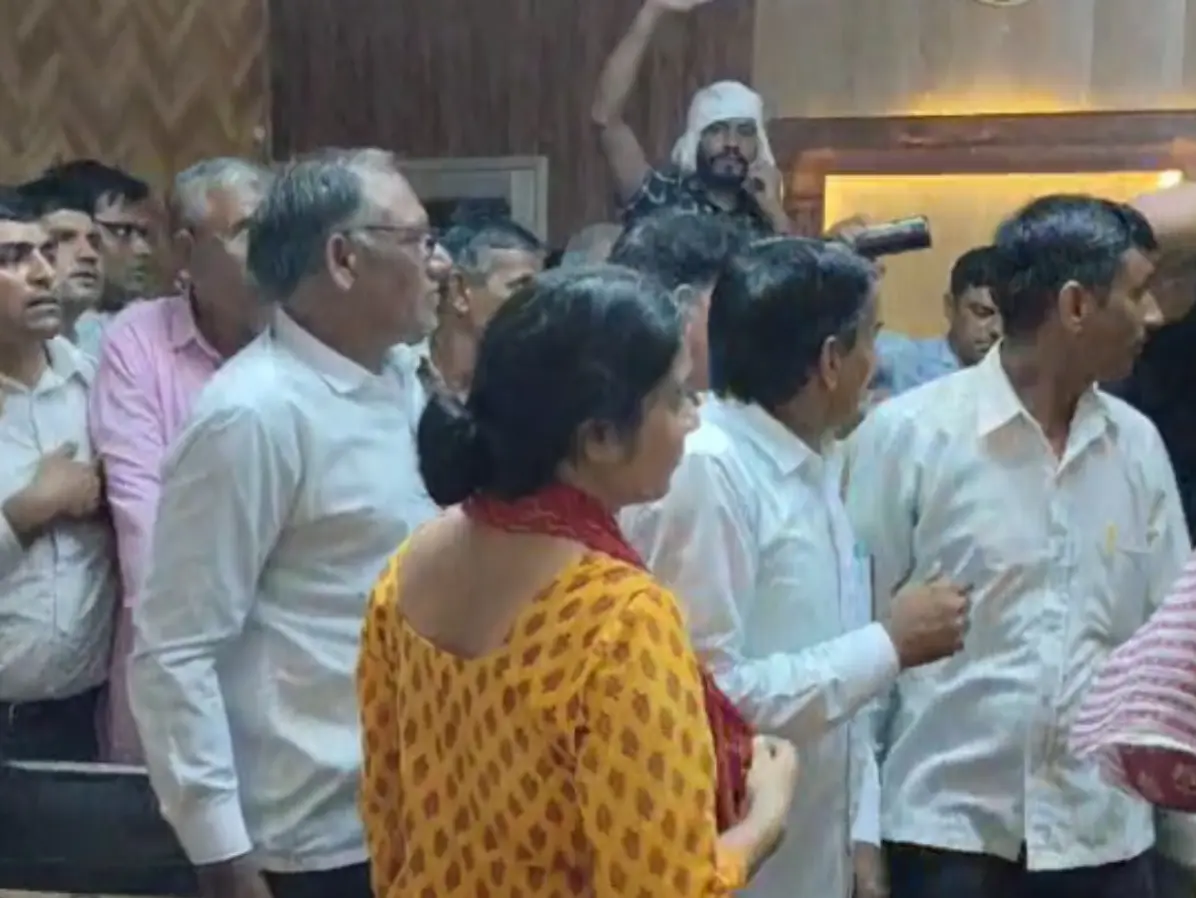 Churu: शिक्षकों का उग्र प्रदर्शन, SDM के खिलाफ नारेबाजी और सचिवालय में घुसे Churu: शिक्षकों का उग्र प्रदर्शन, SDM के खिलाफ नारेबाजी और सचिवालय में घुसे