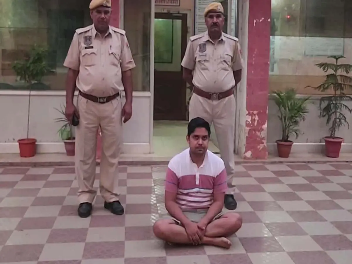 साइबर ठगों के लिए सड़क किनारे ही खोल दिए खाते, निजी बैंक का पूर्व मैनेजर गिरफ्तार