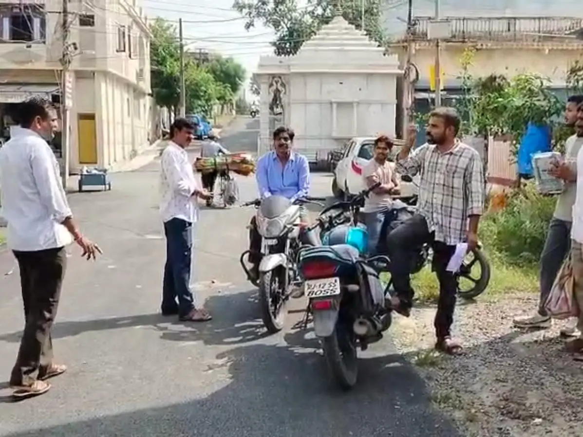 Dungarpur: स्मार्ट मीटर लगाने पर भड़के डूंगरपुर के लोग, बोले-जबरदस्ती नहीं चलेगी Dungarpur: स्मार्ट मीटर लगाने पर भड़के डूंगरपुर के लोग, बोले-जबरदस्ती नहीं चलेगी