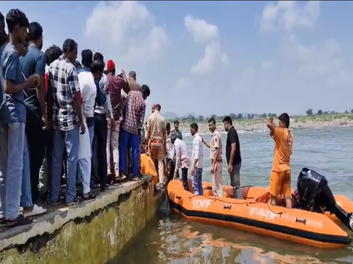 माही नदी में 12 साल के मासूम की दर्दनाक मौत, 2 किलोमीटर दूर 18 घंटे बाद मिला शव माही नदी में 12 साल के मासूम की दर्दनाक मौत, 2 किलोमीटर दूर 18 घंटे बाद मिला शव