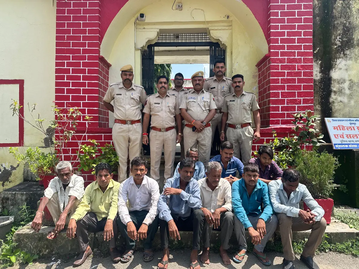 Dungarpur: प्रेमिका के घरवालों ने प्रेमी ने घर में घुस की तोड़फोड़,फिर लगाई आग Dungarpur: प्रेमिका के घरवालों ने प्रेमी ने घर में घुस की तोड़फोड़,फिर लगाई आग