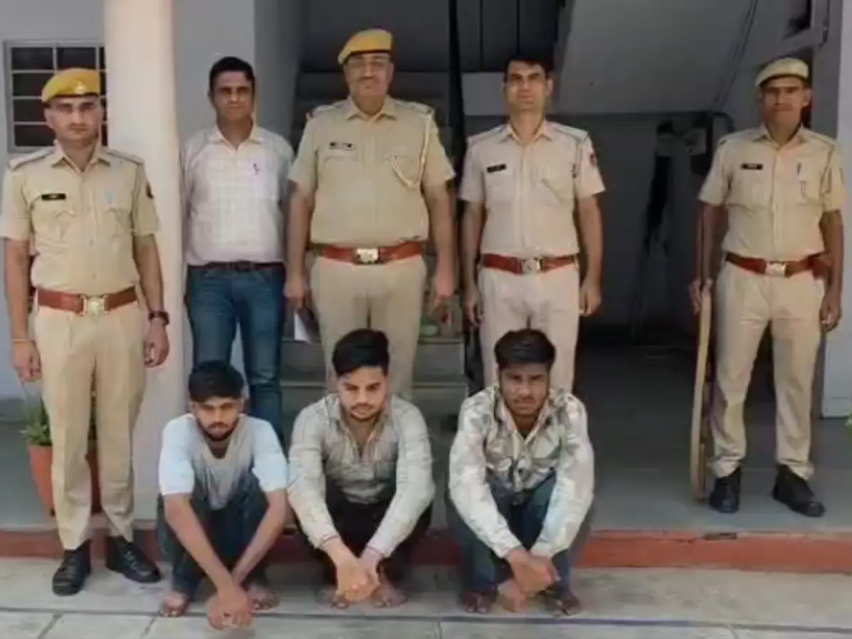 अलवर पुलिस ने पकड़े 3 साइबर ठग, मास्टरमाइंड जसराज गुर्जर हुआ फरार अलवर पुलिस ने पकड़े 3 साइबर ठग, मास्टरमाइंड जसराज गुर्जर हुआ फरार