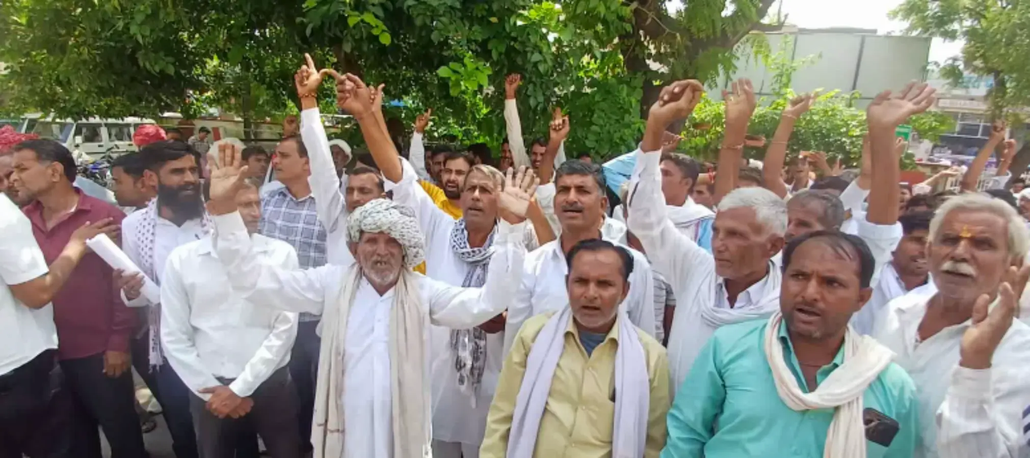 Tonk: एक तालाब को लेकर भिड़े दो गांव, महिला-पुरुष एक-दूसरे के खिलाफ लाठी लेकर खड़े!