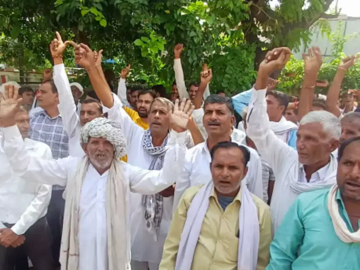 Tonk: एक तालाब को लेकर भिड़े दो गांव, महिला-पुरुष एक-दूसरे के खिलाफ लाठी लेकर खड़े! Tonk: एक तालाब को लेकर भिड़े दो गांव, महिला-पुरुष एक-दूसरे के खिलाफ लाठी लेकर खड़े!