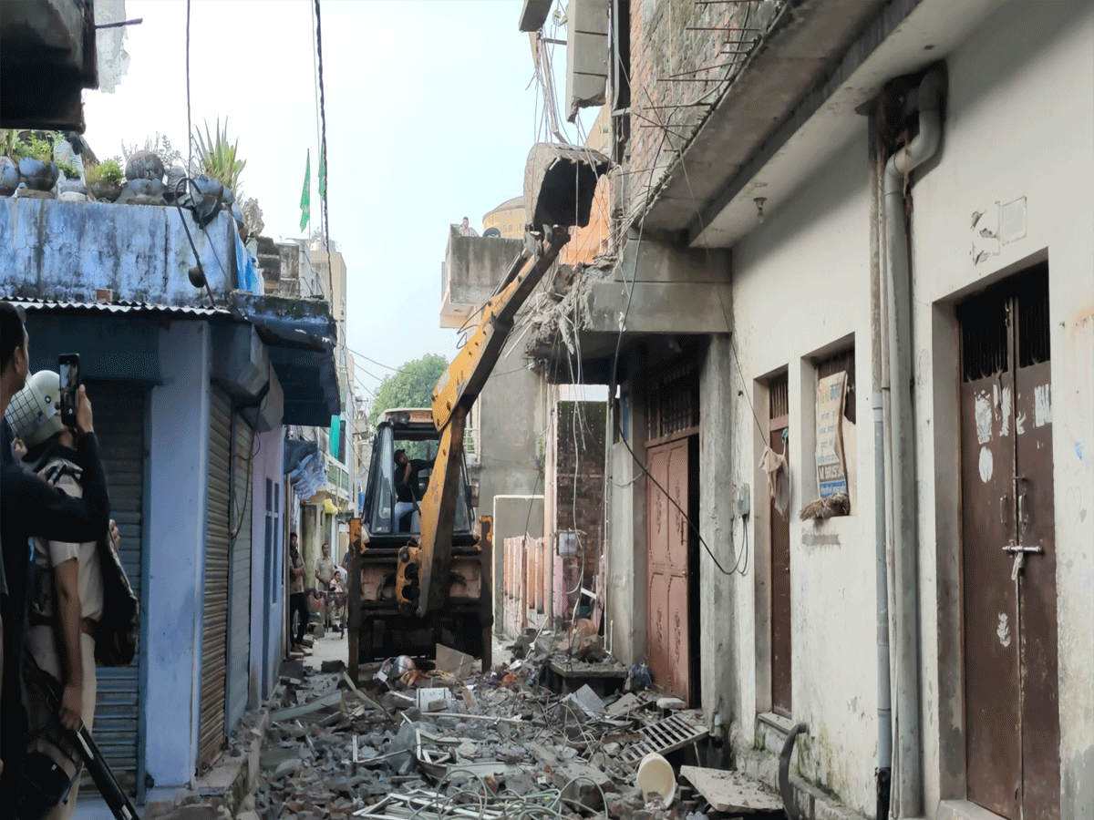 झालावाड़ के झालरापाटन में गरजा बुलडोजर, ढहाया गया नशा तस्कर भाइयों का ठिकाना झालावाड़ के झालरापाटन में गरजा बुलडोजर, ढहाया गया नशा तस्कर भाइयों का ठिकाना