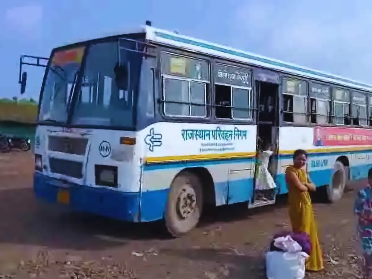 प्रतापगढ़ में रोडवेज की लापरवाही, बस खराब होने से घंटों फंसे रहे यात्री