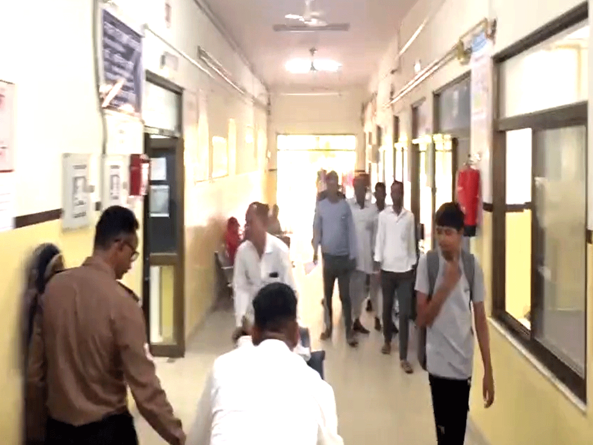 अजमेर में बाइक सवार दंपति को ट्रेलर ने मारी टक्कर, पति की मौत, पत्नी का इलाज जारी अजमेर में बाइक सवार दंपति को ट्रेलर ने मारी टक्कर, पति की मौत, पत्नी का इलाज जारी
