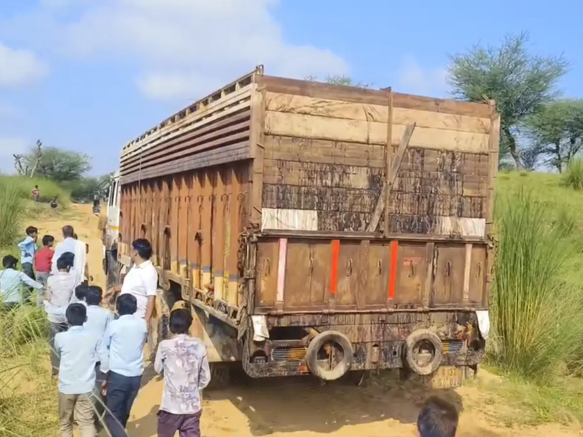 श्रीमाधोपुर में बियर फैक्ट्री का कचरा फेंकने पर हंगामा, ग्रामीणों ने की कर्रवाई की मांग