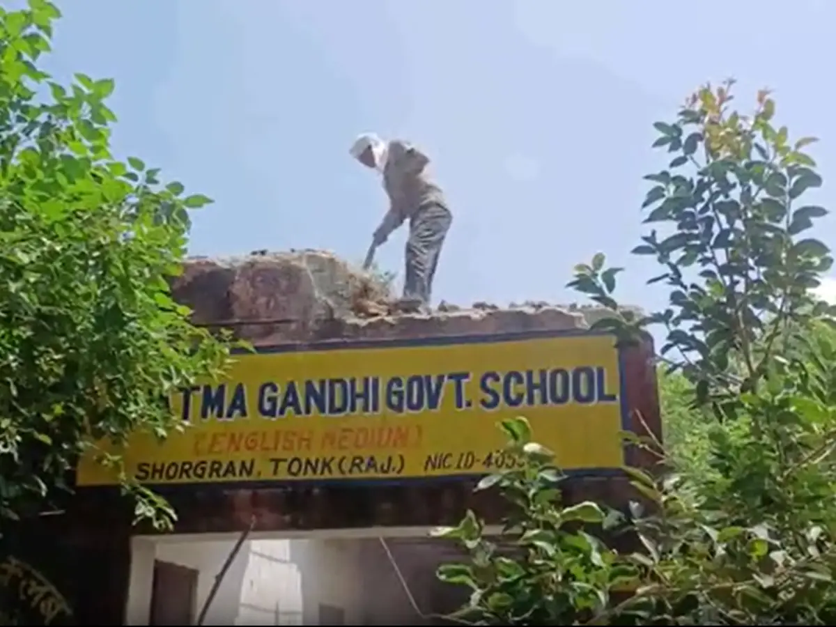 झालावाड़ हादसे के बाद हाईकोर्ट का आदेश, टोंक में कई स्कूलों को जमींदोज करने की कार्रवाई शुरू झालावाड़ हादसे के बाद हाईकोर्ट का आदेश, टोंक में कई स्कूलों को जमींदोज करने की कार्रवाई शुरू