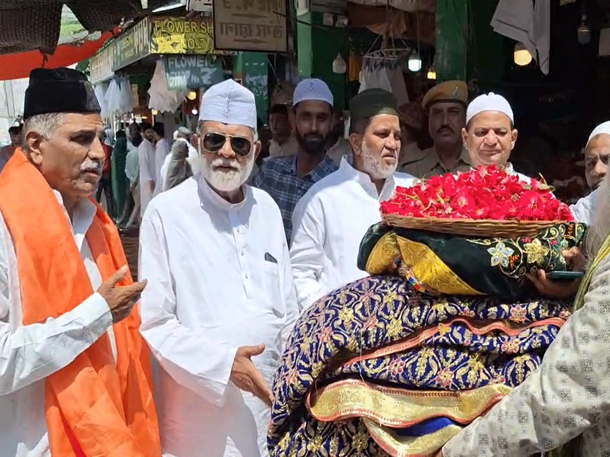 उपराष्ट्रपति सीपी राधाकृष्णन की जीत के बाद अजमेर दरगाह में चढ़ाई गई शुकराने की चादर उपराष्ट्रपति सीपी राधाकृष्णन की जीत के बाद अजमेर दरगाह में चढ़ाई गई शुकराने की चादर