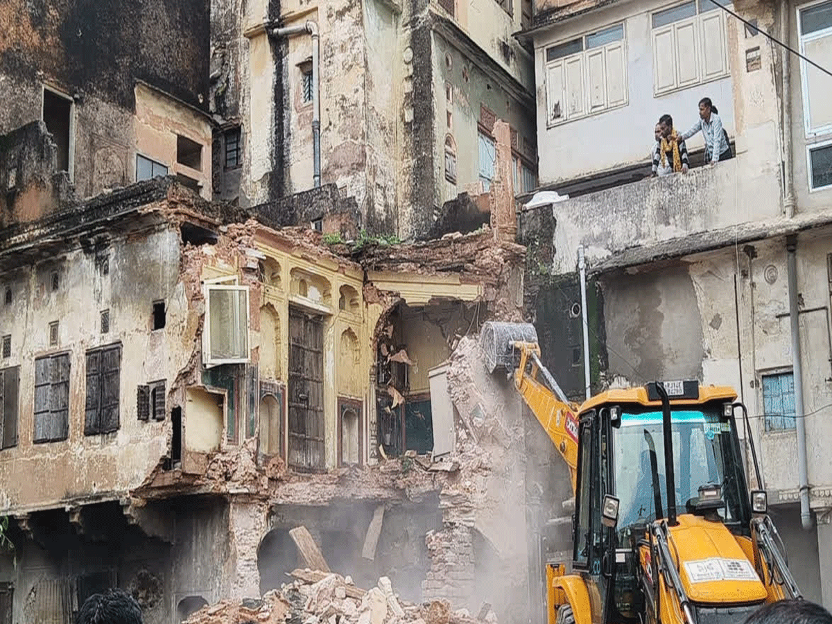 जयपुर में परकोटे की जर्जर हवेलियों पर बुलडोजर, खतरे में सालों पुरानी धरोहर जयपुर में परकोटे की जर्जर हवेलियों पर बुलडोजर, खतरे में सालों पुरानी धरोहर