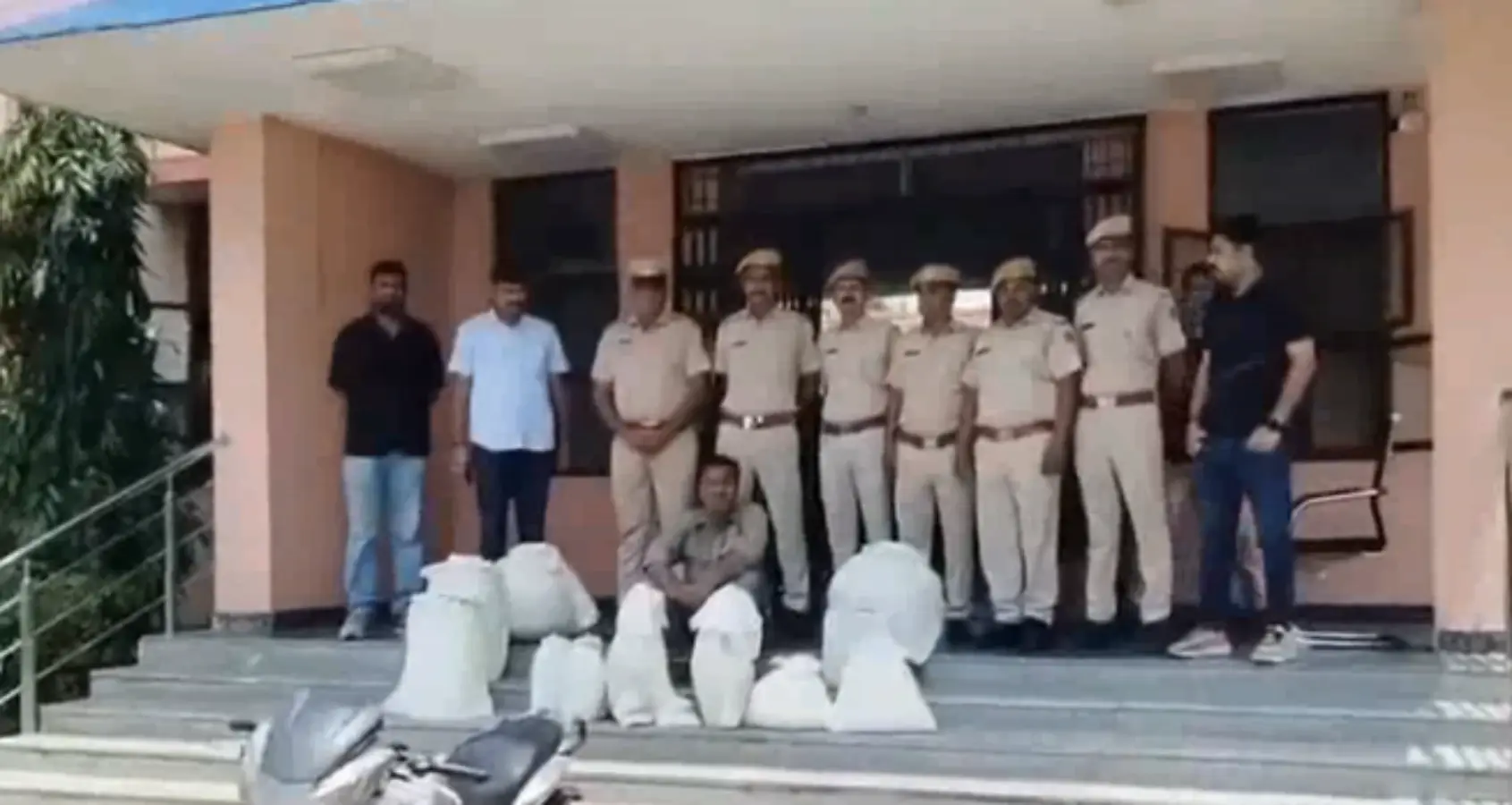 प्रतापगढ़ पुलिस ने 50 करोड़ से ज्यादा की ड्रग्स बरामद, कुख्यात तस्कर जमशेद गिरफ्तार