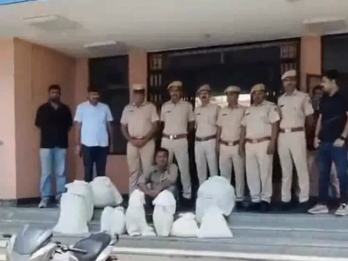प्रतापगढ़ पुलिस ने 50 करोड़ से ज्यादा की ड्रग्स बरामद, कुख्यात तस्कर जमशेद गिरफ्तार प्रतापगढ़ पुलिस ने 50 करोड़ से ज्यादा की ड्रग्स बरामद, कुख्यात तस्कर जमशेद गिरफ्तार