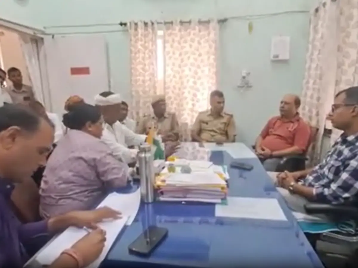 एकेएच में उपचार के दौरान बच्चे की मौत, परिजनों और ग्रामीणों ने किया हंगामा एकेएच में उपचार के दौरान बच्चे की मौत, परिजनों और ग्रामीणों ने किया हंगामा