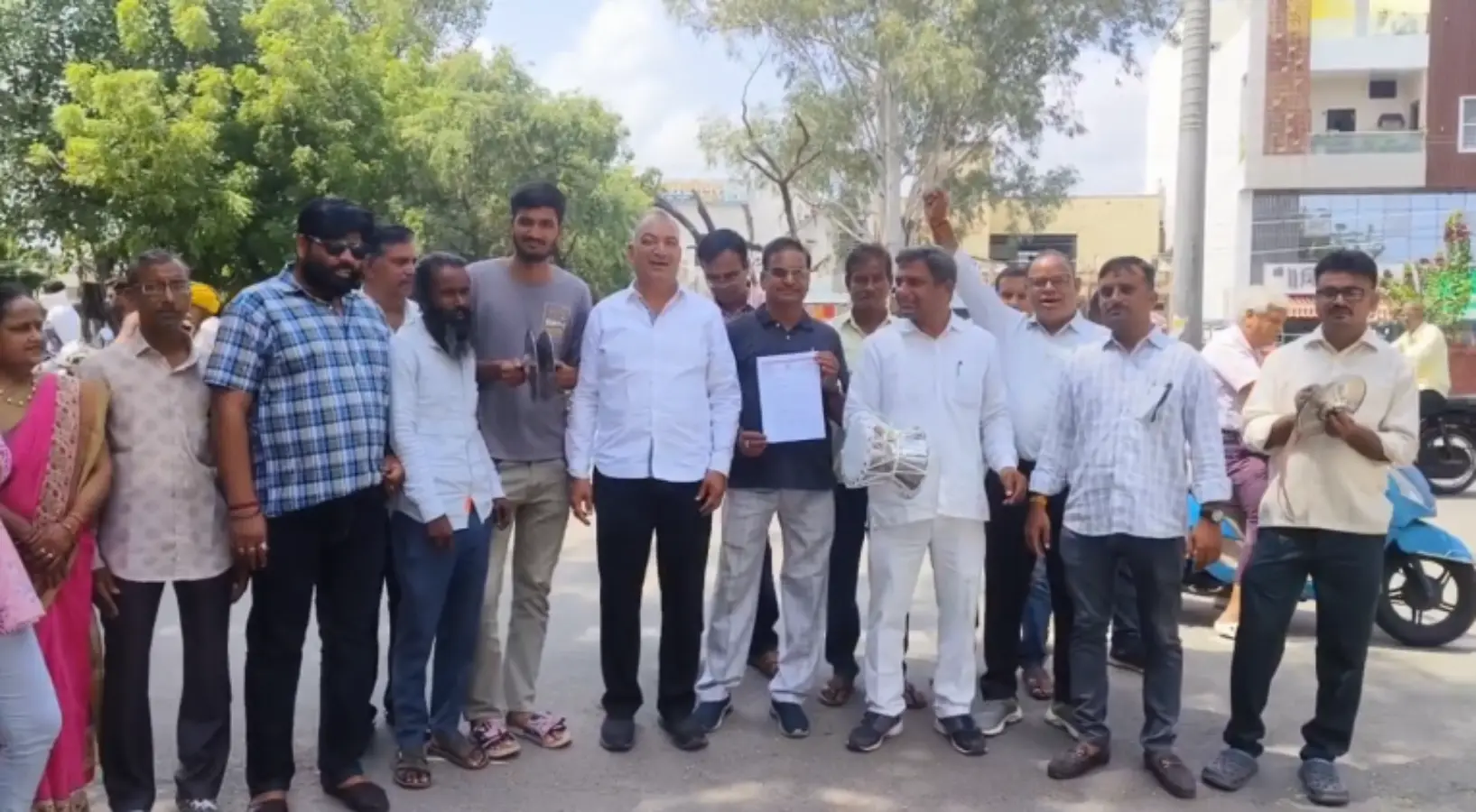 Bhilwara: कांग्रेस ने डमरू और झांझ बजाकर किया प्रदर्शन, UIT ने कार्रवाई के दिए आदेश