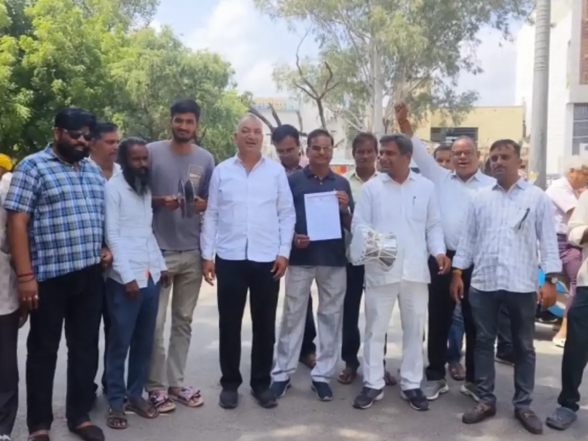 Bhilwara: कांग्रेस ने डमरू और झांझ बजाकर किया प्रदर्शन, UIT ने कार्रवाई के दिए आदेश Bhilwara: कांग्रेस ने डमरू और झांझ बजाकर किया प्रदर्शन, UIT ने कार्रवाई के दिए आदेश